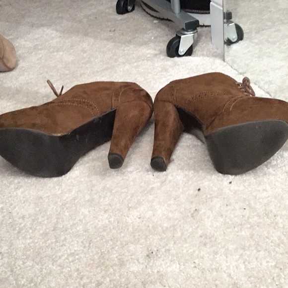 Brown suede Oxford heels - Picture 2 of 3